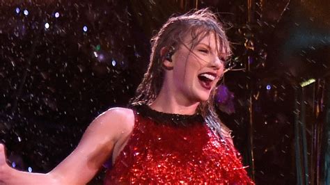 Taylor Swift Breaks Record While Performing In Pouring Rain Youtube
