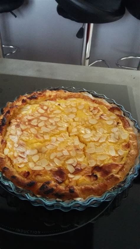 Dans un saladier, fouettez les oeufs entiers avec le sucre en poudre et le sucre vanillé jusqu'à ce que le mélange blanchisse. Recette TARTE NORMANDE AUX POMMES sur LA P'TITE CUISINE DE ...