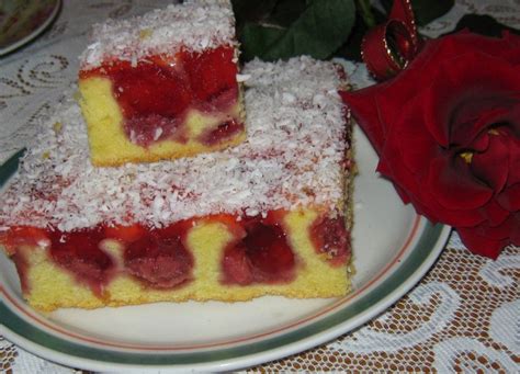 Do dzieży miksera lub innej miski wkładamy miękkie masło pokrojone w kostkę, wsypujemy cukier. Szybkie ciasto z truskawkami - Przepis na szybkie ciasto z ...