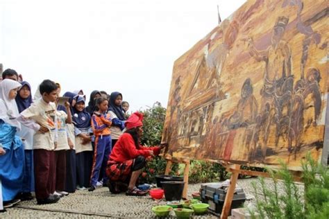 Budaya Makassar Dalam Lukisan Tanah Zaenal Beta