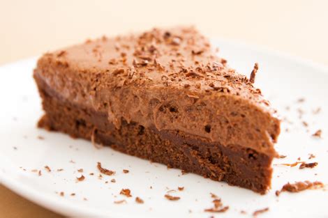 Esta mousse de chocolate casera y fácil es perfecta para los fans del chocolate ya que tiene un sabor muy potente y su textura llena de burbujas de aire es una auténtica delicia. Bolo de Mousse de Chocolate | SaborIntenso.com