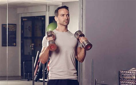 Use The Dumbbell Hammer Curl To Build Bigger Arms