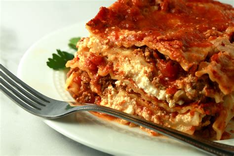 Classic Cheese Lasagna With Meat Sauce Recipe Everybodycraves 37149 Hot Sex Picture