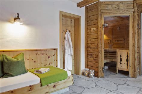 Wir empfehlen ihnen ebenso, die montage der sauna ausschließlich von fachpersonal durchführen zu lassen, so dass nichts mehr schiefgehen kann. Wellness-Genuss im Chalet mit privater Sauna // Wellness ...