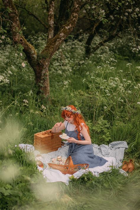 Cottagecore Picnic With Magic Linen And Edible Flowers Laptrinhx News