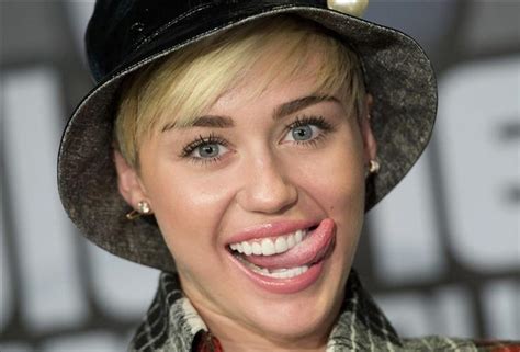 Miley Cyrus Se Desnuda En Su Nuevo V Deo Wrecking Ball Minuto