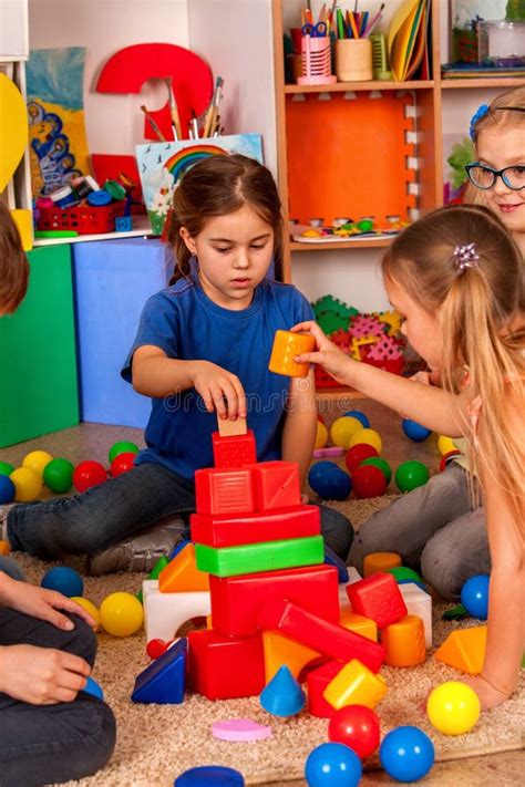 Niños Que Juegan En Los Cubos De Los Niños Interiores Lección En