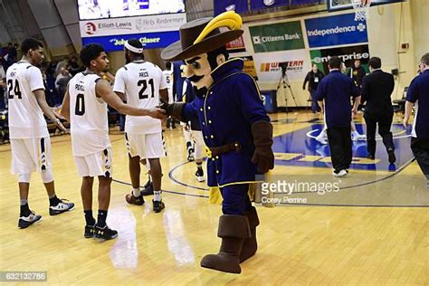 La Salle Explorers Mascot Photos And Premium High Res Pictures Getty