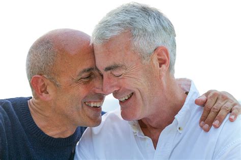 photo libre de droit de les peaux matures plus gay male couple senior souriant et affectueux