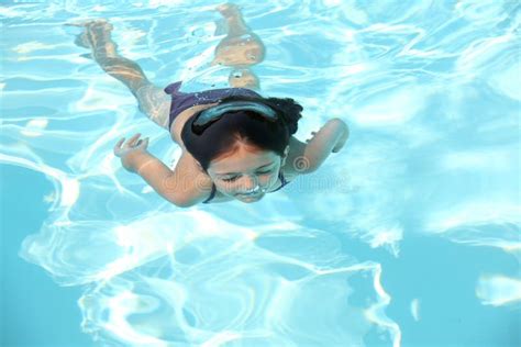 Fille Assez Jeune Dans Une Piscine Photo Stock Image Du Regroupement Bathing 32491886