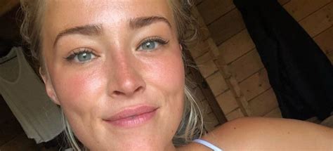 Geraldine Kemper Danst Topless Met Vriendinnen Op Het Strand MAN MAN