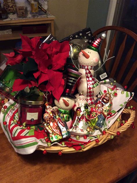 Whether couples among your friends and family have been dating for a few months or married for years, these are the perfect gifts to give any dynamic duo. Christmas decoration gift basket for a recently married ...
