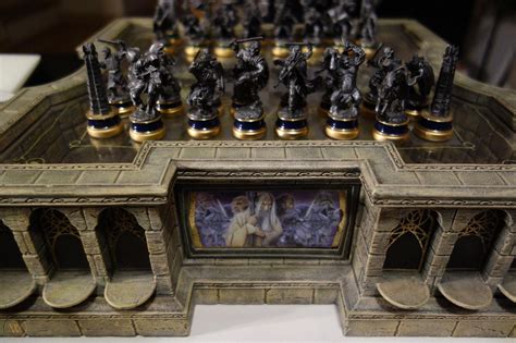 Noble Collection Lord Of The Rings Chess Set 1921719359