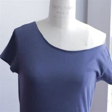 Diy Shirt Cutting Off The Shoulder How To Create A Simple Off The