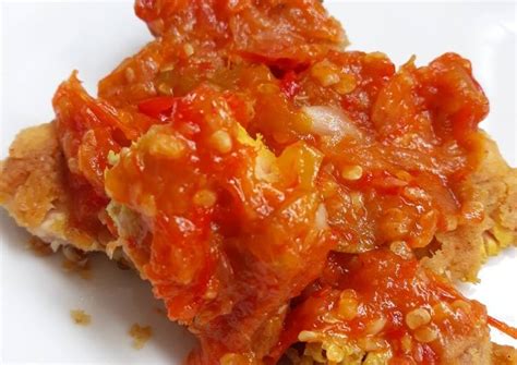 Panaskan oven lalu pindahkan ayam geprek ke dalam loyang beri taburan resep ayam geprek sambal bawang. Sambal Geprek - Resep Sambal Bawang Ala Geprek Bensu Oleh Tiya Christya Cookpad / Cara membuat ...