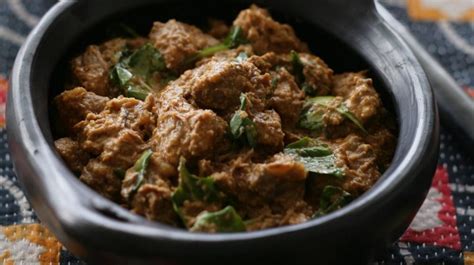 It is surprising because you would normally associate a rich curry with ingredients like cream or butter or nut pastes. Cheat's Kashmiri lamb curry | Recipe | Lamb curry, Indian food recipes, Curry