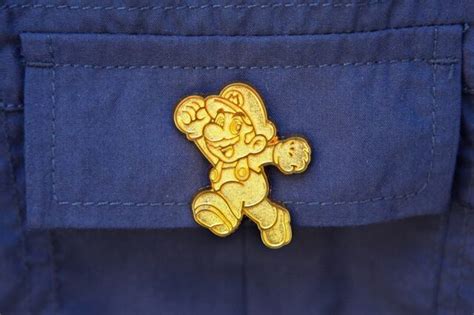 Nintendo Super Mario Collector Pins Series 1 Gold Mario Limited