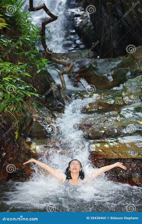 Frau Im Wilden Wasserfall Stockfoto Bild Von Badekurort