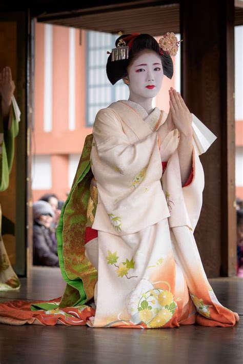 lovely maiko performing on stage geisha japan japanese costume japanese geisha