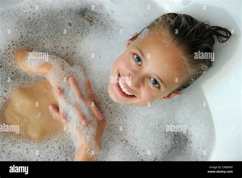 Junges M Dchen In Einer Badewanne Stockfotografie Alamy