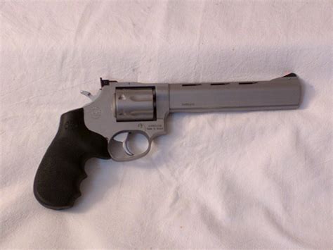 Revolver Taurus 970 Tracker En 22lr Avec Poignée Hogue Mesnilarmes78