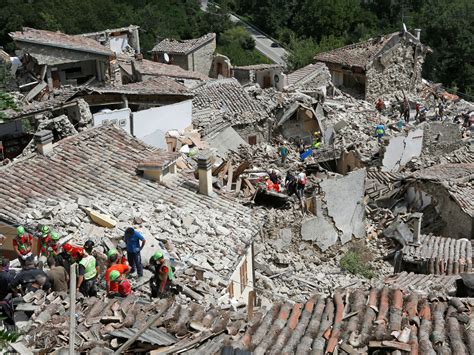 Per la particolare situazione geodinamica (convergenza della placca euroasiatica con la placca africana) il territorio italiano è frequentemente soggetto a terremoti dandogli il primato in europa per questi fenomeni: Terremoto: il nostro sostegno alle popolazioni colpite ...