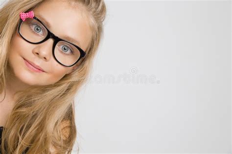 Portret Van Een Mooie Meisjedochter In Lang Blond Haar En Zwarte Glazen