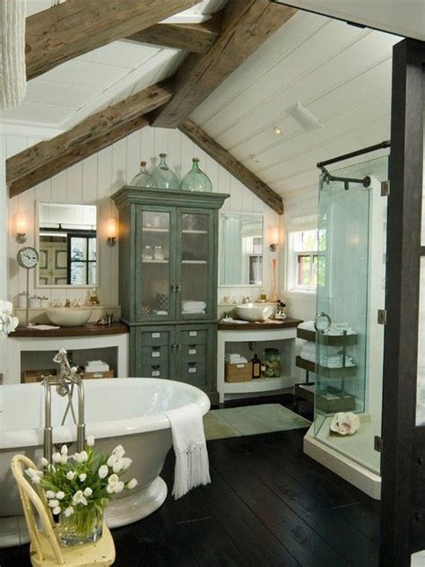 A cast iron bath is perfect for bathroom decor in antique or vintage interior design styles. 20 Cozy And Beautiful Farmhouse Bathroom Ideas | Home ...