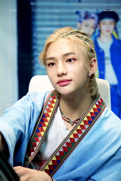 10 Gaya Hyunjin Stray Kids Dengan Rambut Gondrong Blonde Bak Pangeran