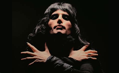 In 1970 the aspiring and ambitious artist changed his name to freddie mercury and formed the band queen with guitarist brian may and drummer roger taylor. El día que murió Freddie Mercury... | De10