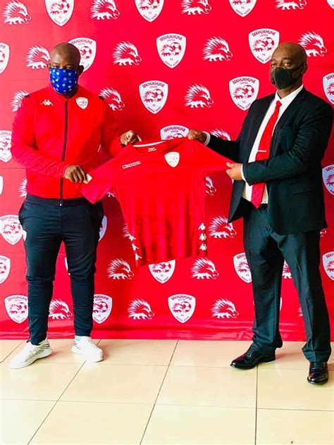 Elle montre toutes les informations personnelles telles que l'âge, la nationalité, les détails de contrats et la valeur actuelle. SEKHUKHUNE APPOINT MAKHUBEDU AS COACH