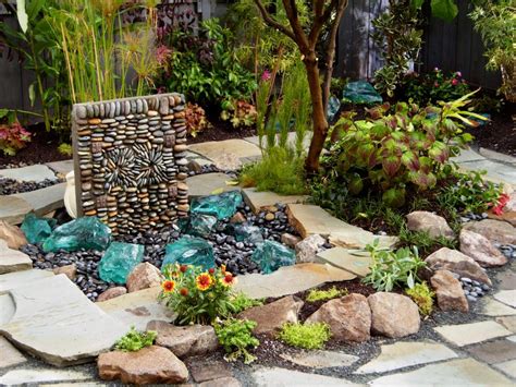 When it comes to having a little bit of privacy in your backyard, these 15+ ideas how to make backyard privacy landscaping might be what you need. Beautiful Backyard Makeovers | DIY