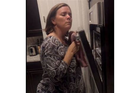 Florida Mom Embarrasses Daughter With Squeaky Oven Dance Takes Internet By Storm