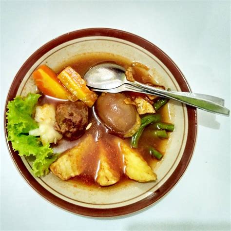 There are sup (soup) matahari, sup galantin, sup manten, stoop macaroni, selat, and timlo. Vien's, Jagonya Selat Segar & Sup Matahari di Solo ...