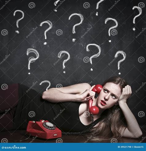 Mujer Dudosa Que Usa Un Teléfono Foto De Archivo Imagen De Pizarra