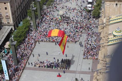 Fotos del salto de paracaidistas con la bandera de España en la plaza