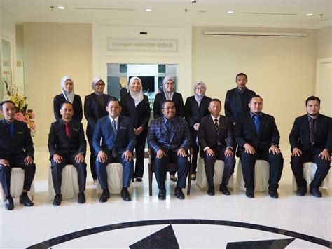 Secara langsung oleh yab menteri besar. Sesi Bergambar Pegawai Pengurusan PSNK Bersama Menteri ...