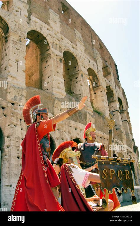 Les Soldats Romains Se Tenant Devant Le Colisée Rome Italie Photo