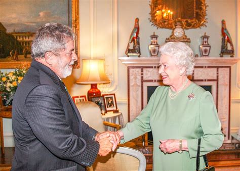Lula lamenta morte da rainha Elizabeth 2ª e relembra encontro