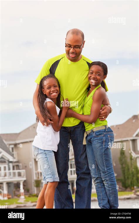 Un Padre Y Sus Dos Hijas Pasar Tiempo De Calidad Juntos En Edmonton