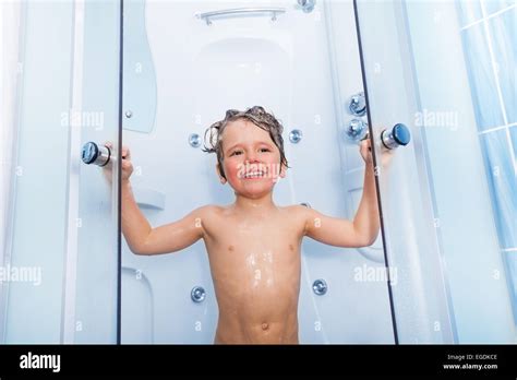 Gl Ckliche Kleine Junge Duschen Mit Seife Auf Das Haar Stockfotografie