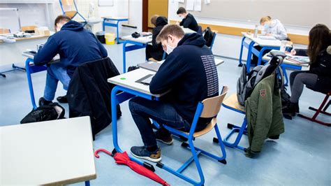 4 na na hey hey goodbye 4:54: Nur eine Schulwoche: Hofer Schüler müssen wieder nach ...