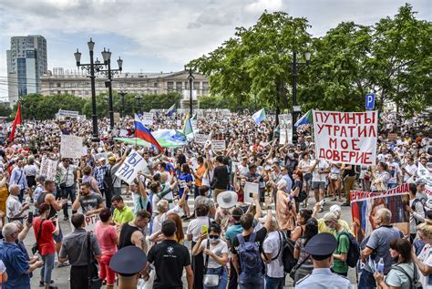 Massive protest against governor's arrest challenges Kremlin