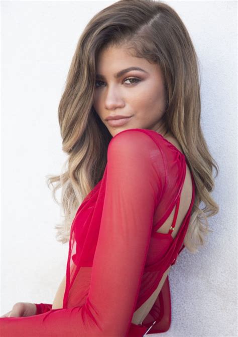 Zendaya (which means to give thanks in the language of shona) is an american actress and singer born in oakland, california. Zendaya Hot Bikini Pictures Proves She Is Sexiest Lady On ...
