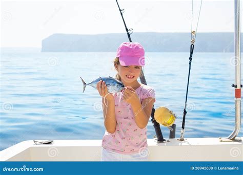 La Pesca Della Bambina Del Bambino In Barca Che Tiene I Tonnetti Pesca