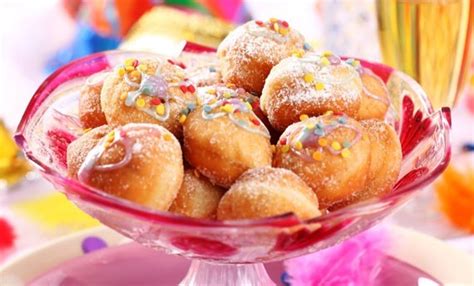 Questo è un dolce semplice ma presentato in moda da farlo sembrare alta pasticceria. Ricetta Ricette di Carnevale: mascherine di pasta sfoglia ...