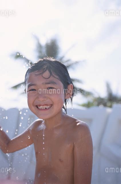屋外でシャワーを浴びる男の子の写真素材 [fyi03205413] ストックフォトのamanaimages plus