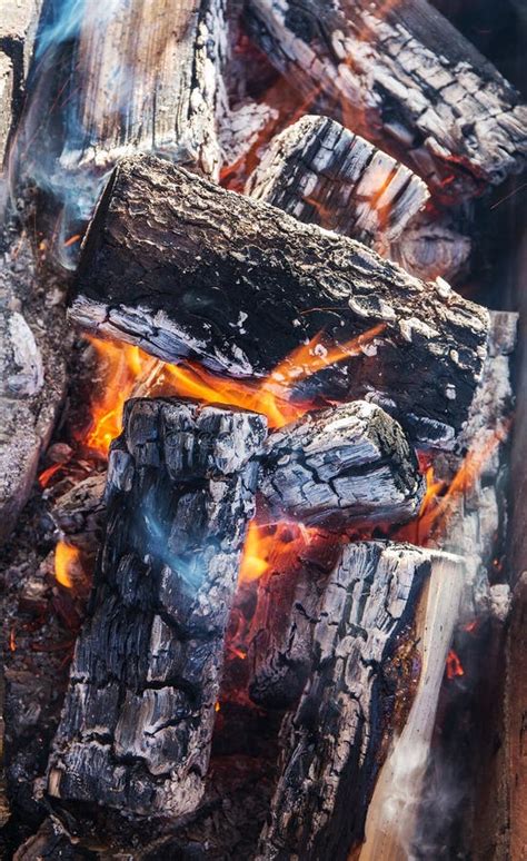 Holz Und Brlght Feuer Stockfoto Bild Von Nave Flamme