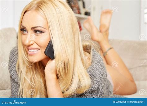 junge blonde frau ist auf einer couch entspannend stockbild bild von haupt mädchen 57013255
