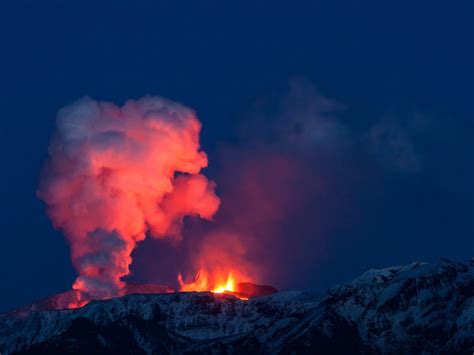 Icelandic Volcano Erupts Near Reykjavik Usa Mirror